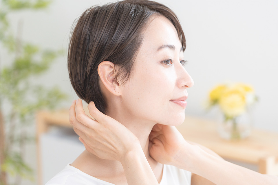 髪の毛を触る女性