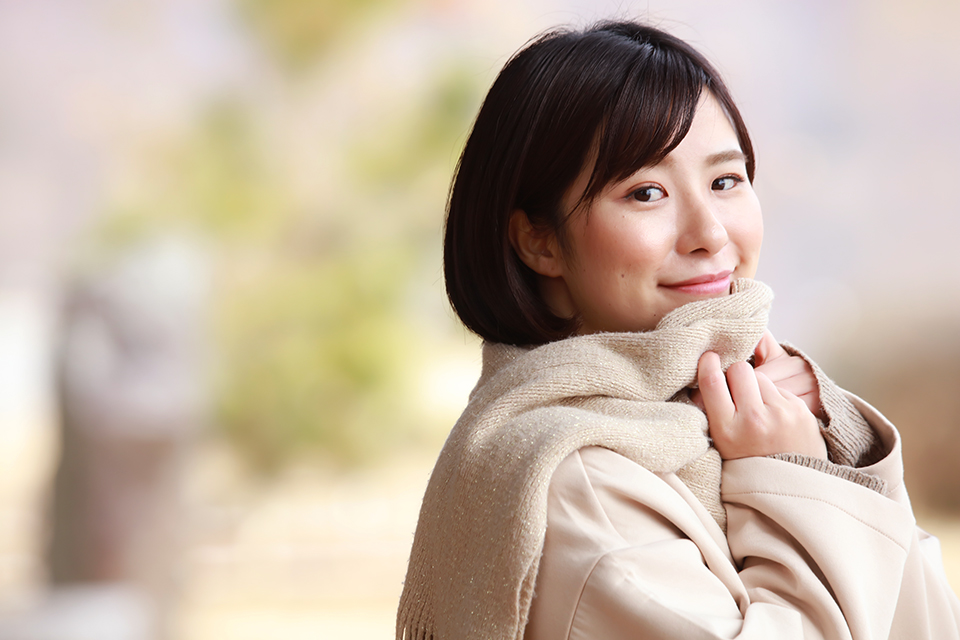 マフラーの女性