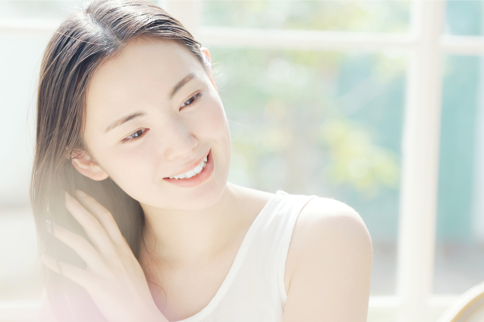 ヘアケアする女性